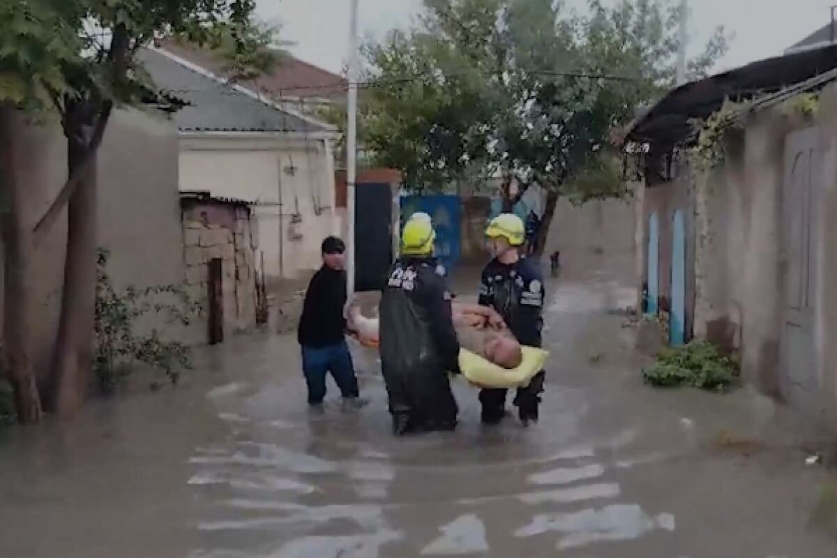 Bakı yağış sularında üzür - Təhhlükəli vəziyyət