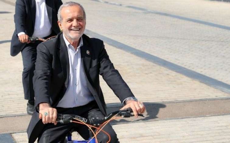 Pezeşkianın velosiped sürüşü gündəm oldu - FOTOLAR